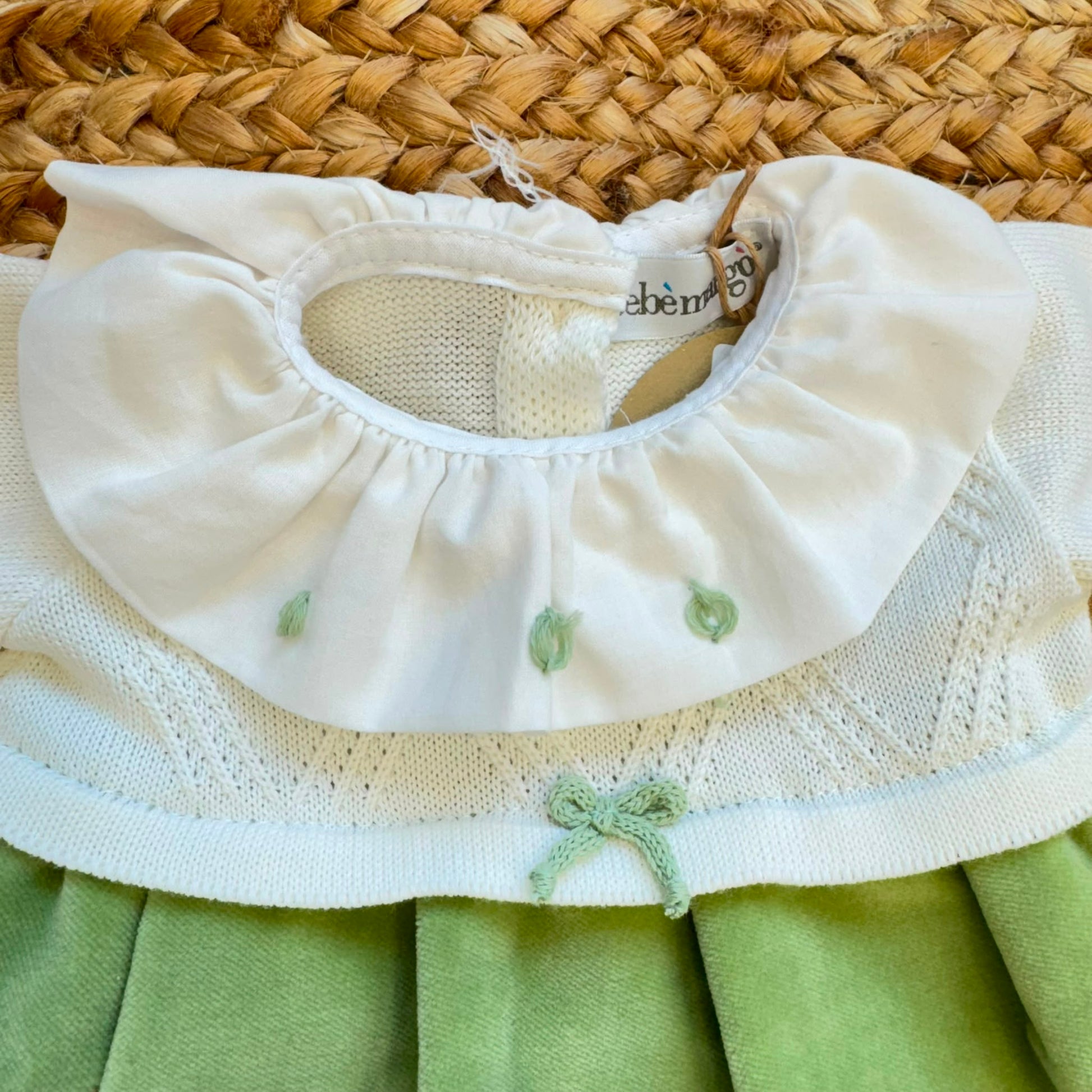 Completo neonata in lana verde salvia e bianco con maglia a manica lunga, colletto arricciato e culotte