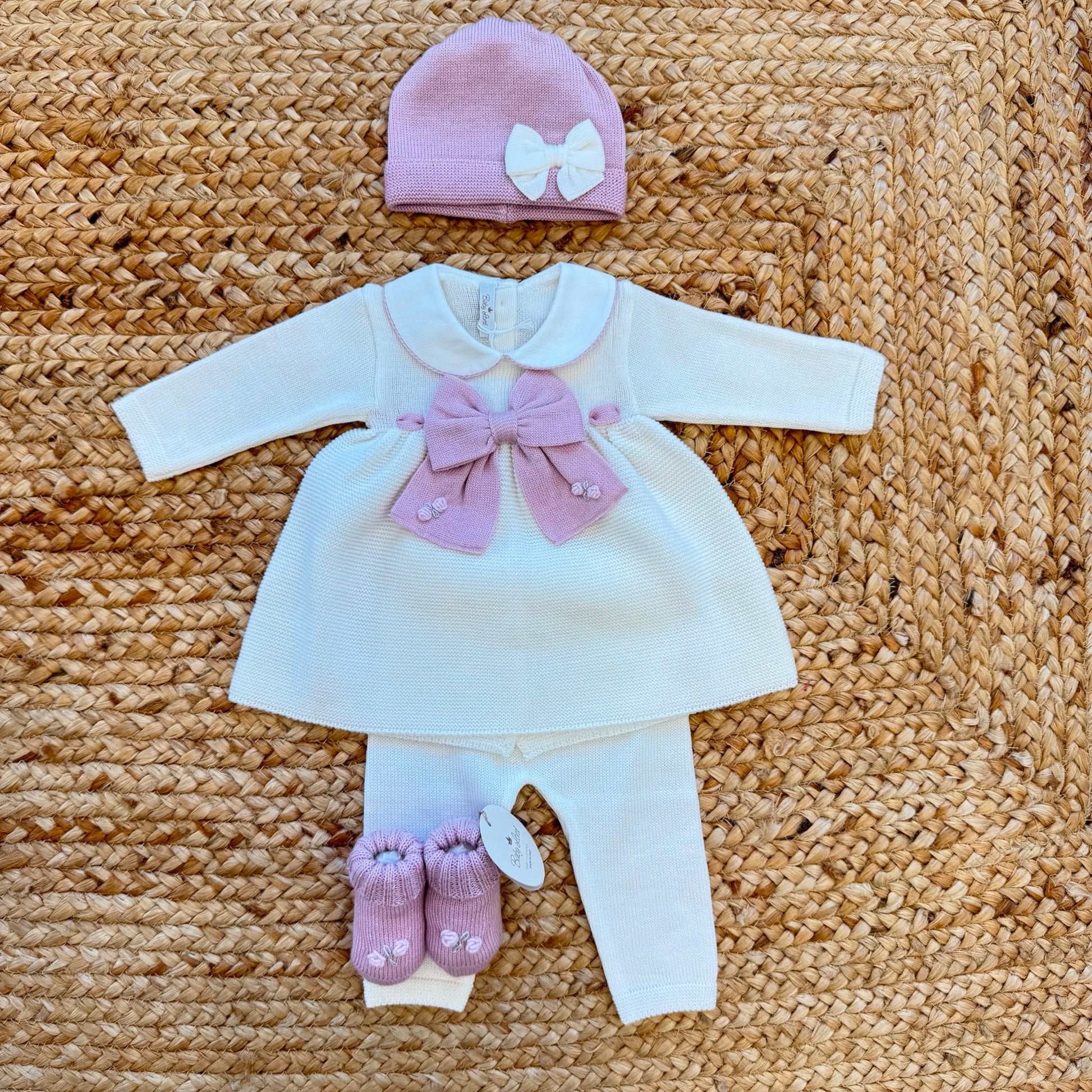 Completo neonata in pura lana bianco con vestitino, fiocco rosa, cappellino e scarpine ricamate a mano