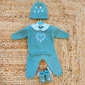 Completo neonata in pura lana verde salvia con ricami floreali realizzati a mano.