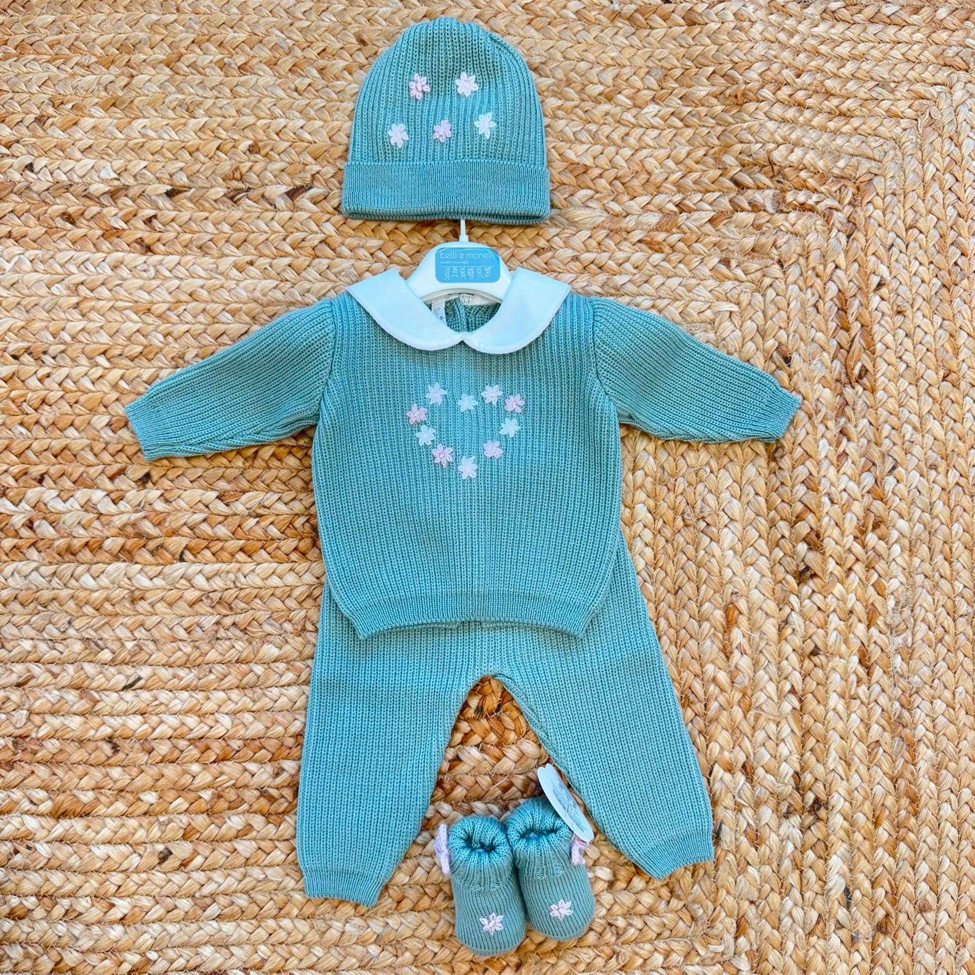 Completo neonata in pura lana verde salvia con ricami floreali realizzati a mano.