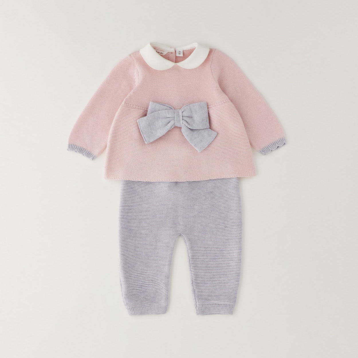 Completo neonata rosa e grigio in cotone e lana con fiocco, pantalone e cappellino coordinato.