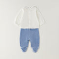 Dettaglio completo neonato in ciniglia con colletto panna ricamato e pantalone azzurro a costine