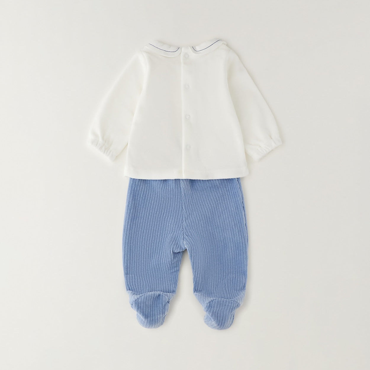 Dettaglio completo neonato in ciniglia con colletto panna ricamato e pantalone azzurro a costine