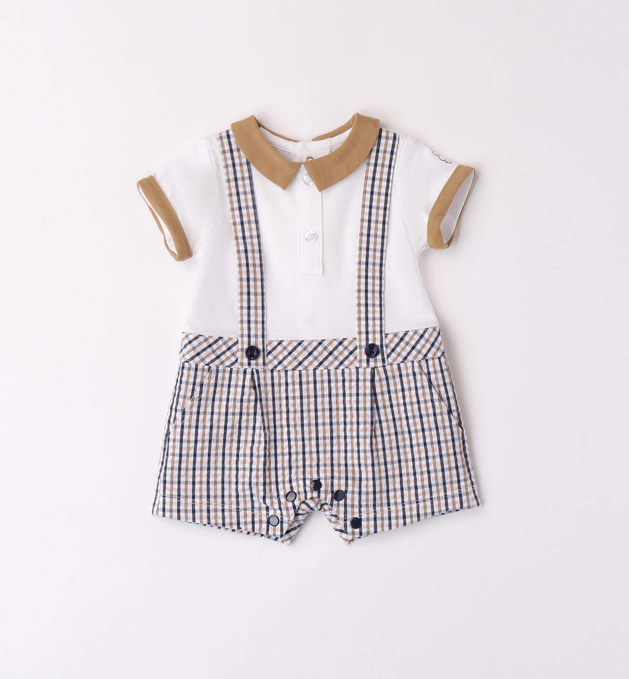 Completo neonato maschietto con body camicia bianca, colletto a contrasto e shorts con bretelle a quadretti.