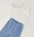 Dettaglio completo neonato in ciniglia con colletto panna ricamato e pantalone azzurro a costine