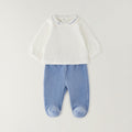 Dettaglio completo neonato in ciniglia con colletto panna ricamato e pantalone azzurro a costine
