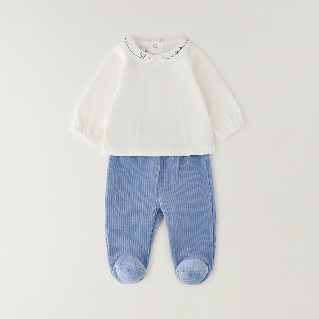 Dettaglio completo neonato in ciniglia con colletto panna ricamato e pantalone azzurro a costine
