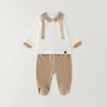 Dettaglio completo neonato in ciniglia con colletto beige e bretelle decorative a righe