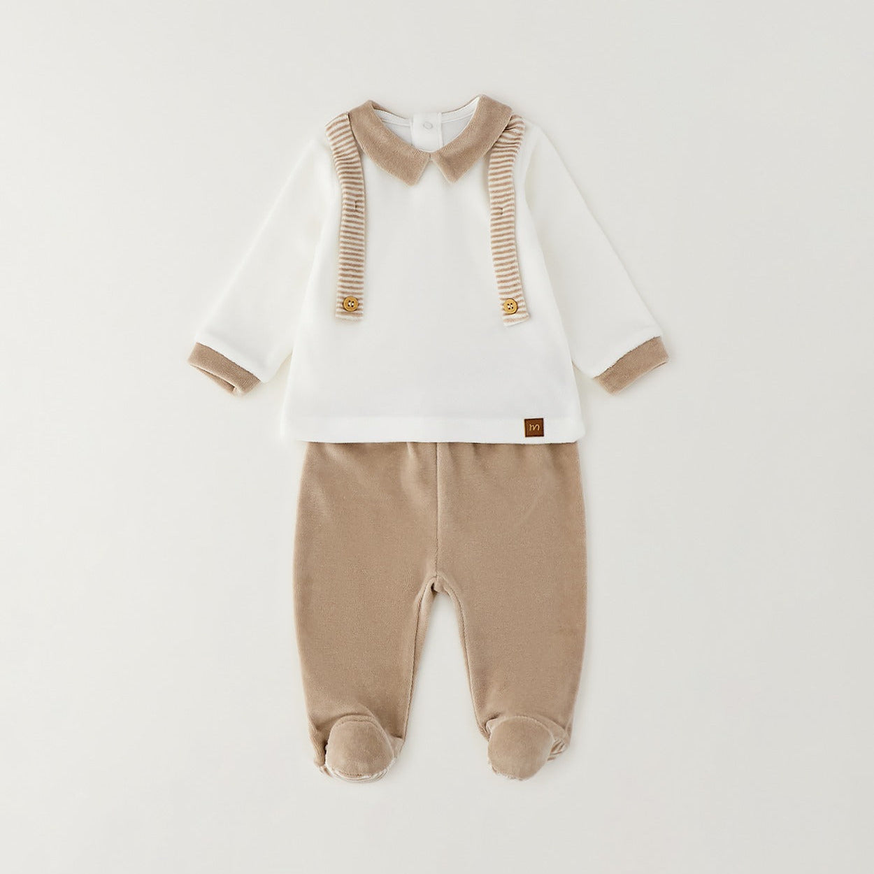 Dettaglio completo neonato in ciniglia con colletto beige e bretelle decorative a righe