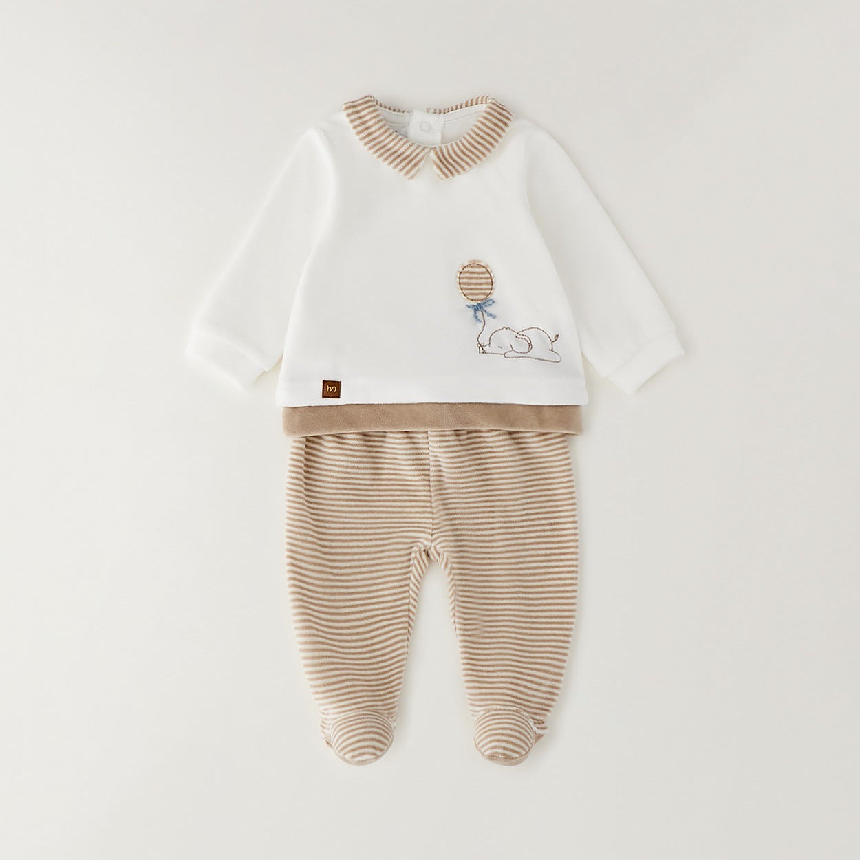 Dettaglio completo neonato in ciniglia bianco e beige con cagnolino, palloncino e pantalone a righe