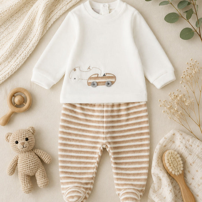 Completo neonato in ciniglia panna e beige con pantalone a righe e ricamo macchinina, ideale per corredino nascita e primo cambio.