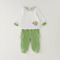 Completo nascita neonato in ciniglia verde e panna con pantalone con piedini e dettagli fantasia coordinati.