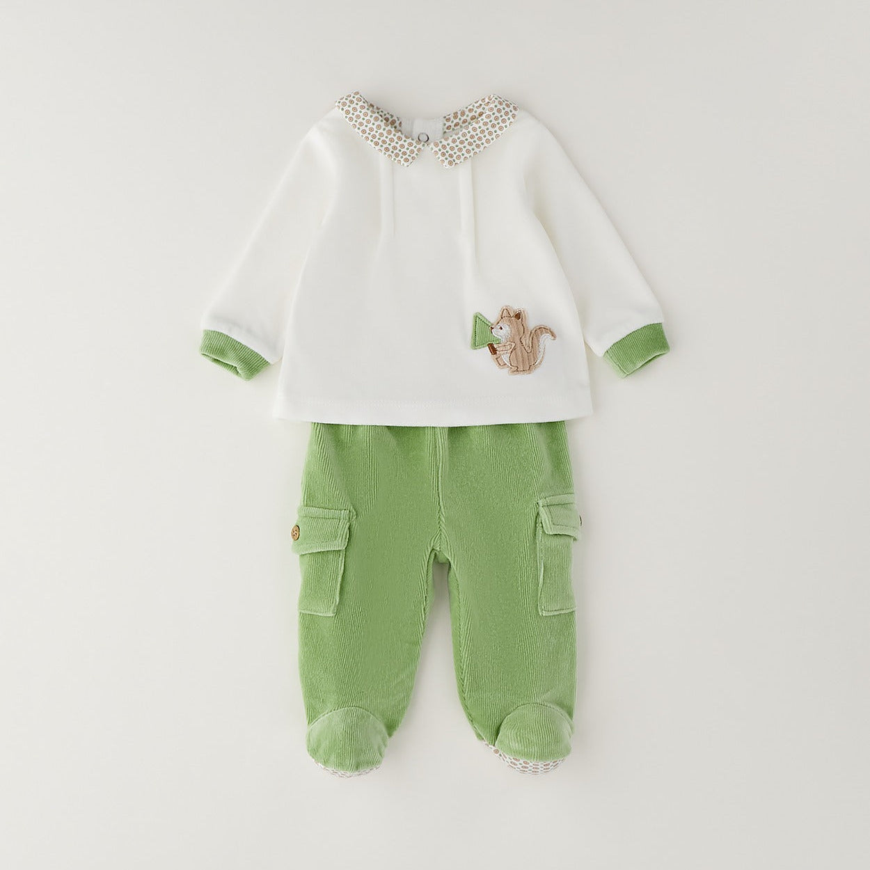 Completo nascita neonato in ciniglia verde e panna con pantalone con piedini e dettagli fantasia coordinati.