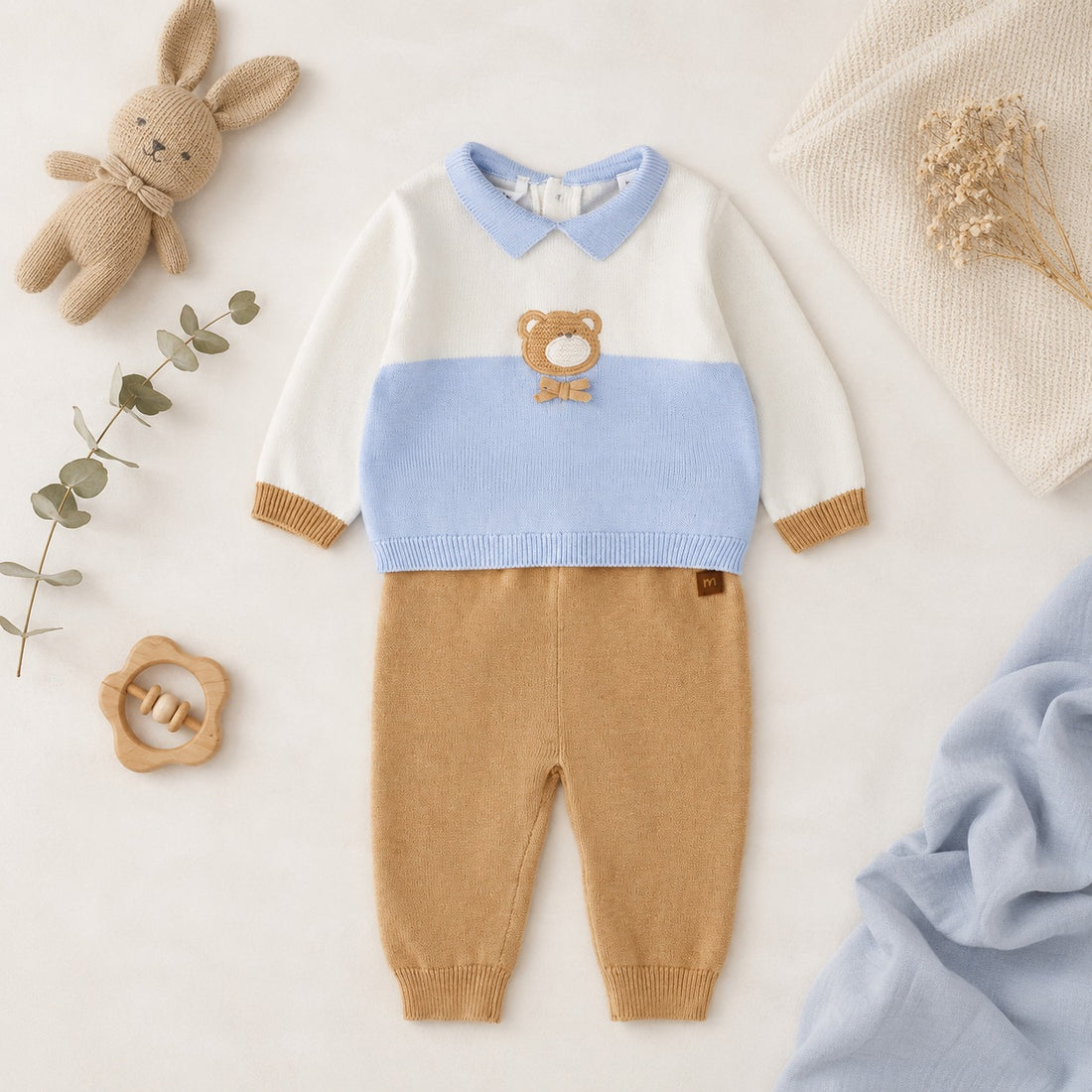 Dettaglio completo neonato 80% cotone 20% lana con orsetto, colletto azzurro e pantalone beige