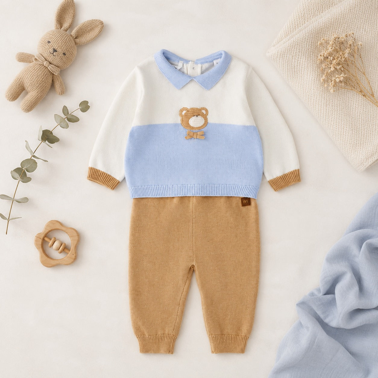 Dettaglio completo neonato 80% cotone 20% lana con orsetto, colletto azzurro e pantalone beige