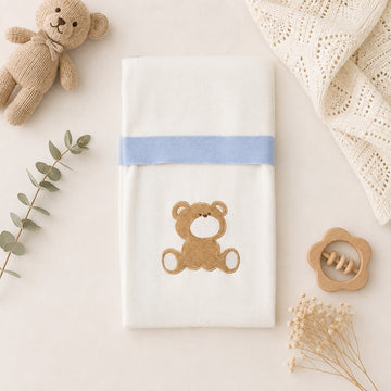 Completo neonato in cotone e lana azzurro bianco e beige visto posteriormente con bottoni sulla maglia