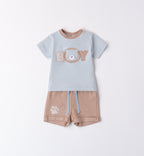 dettaglio maglietta azzurra con ricamo leoncino e scritta Super Boy