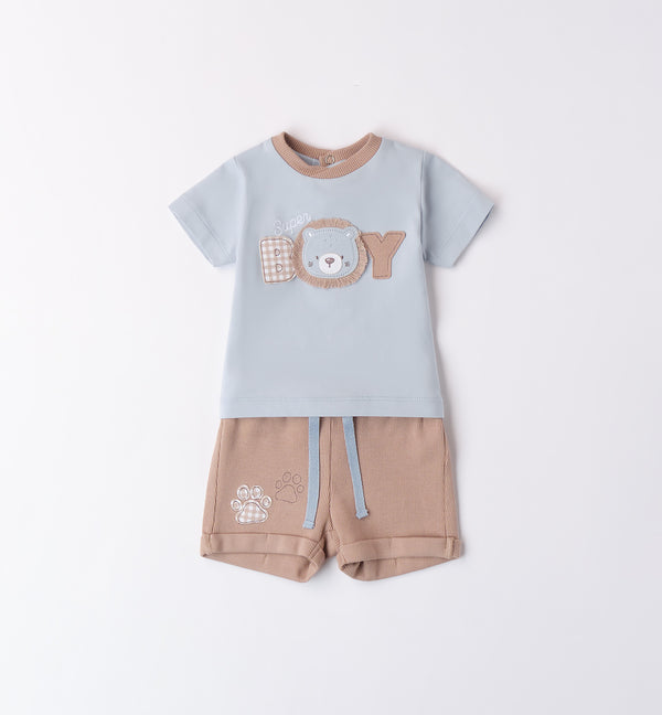 dettaglio maglietta azzurra con ricamo leoncino e scritta Super Boy