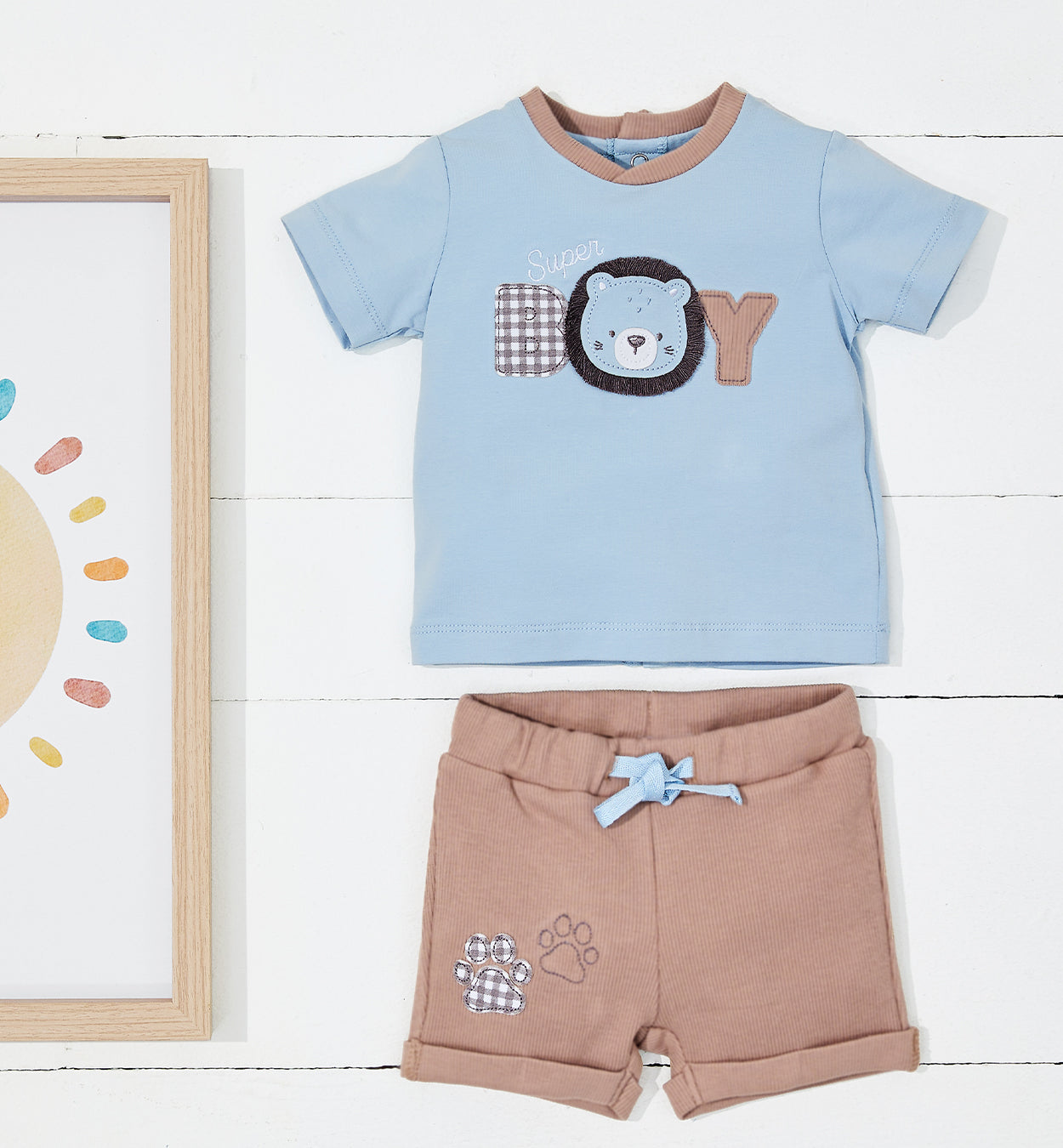  completino estivo bimbo azzurro e beige con maglietta ricamata e pantaloncini