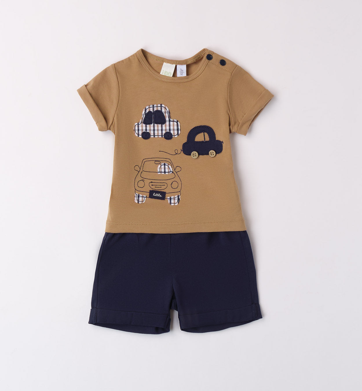 Completo neonato con t-shirt color caramello con ricami auto e shorts blu navy.