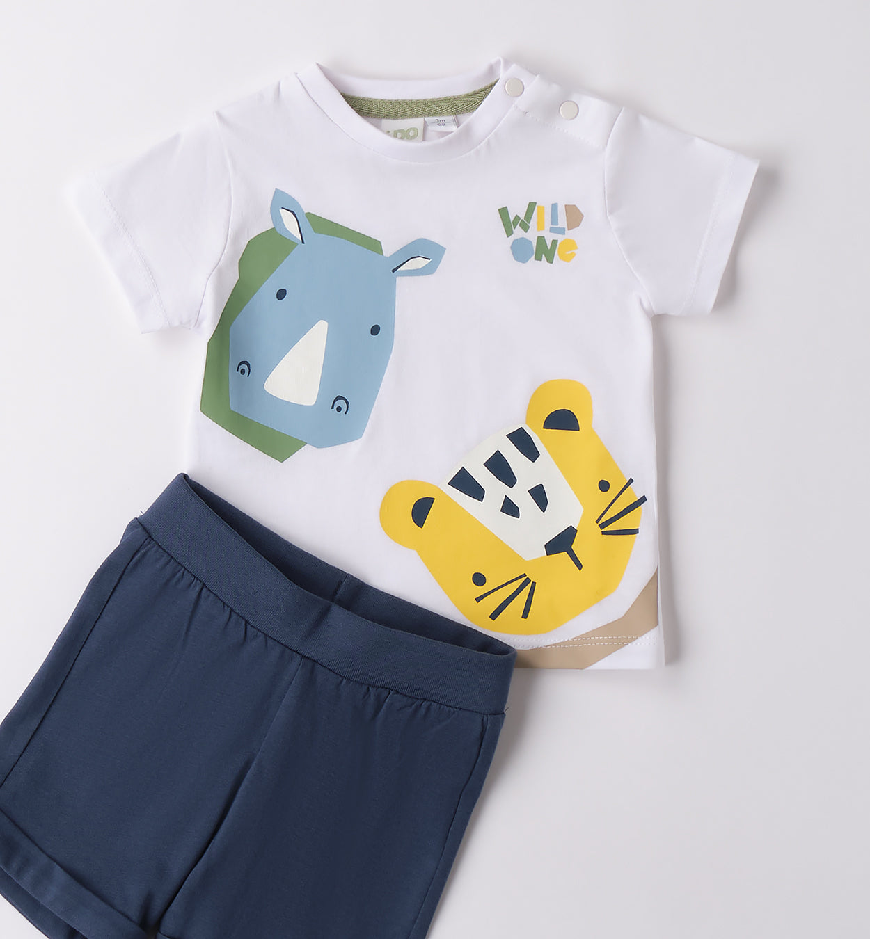  Retro della t-shirt e degli shorts, con dettagli di cucitura