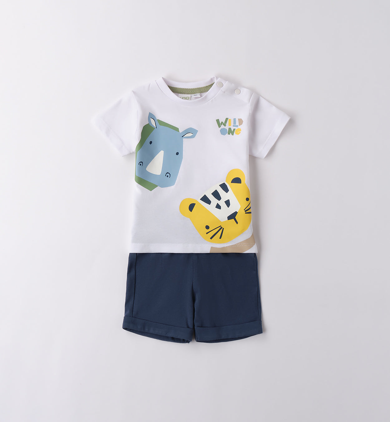 Completo neonato estivo con t-shirt bianca stampata e shorts blu in cotone.