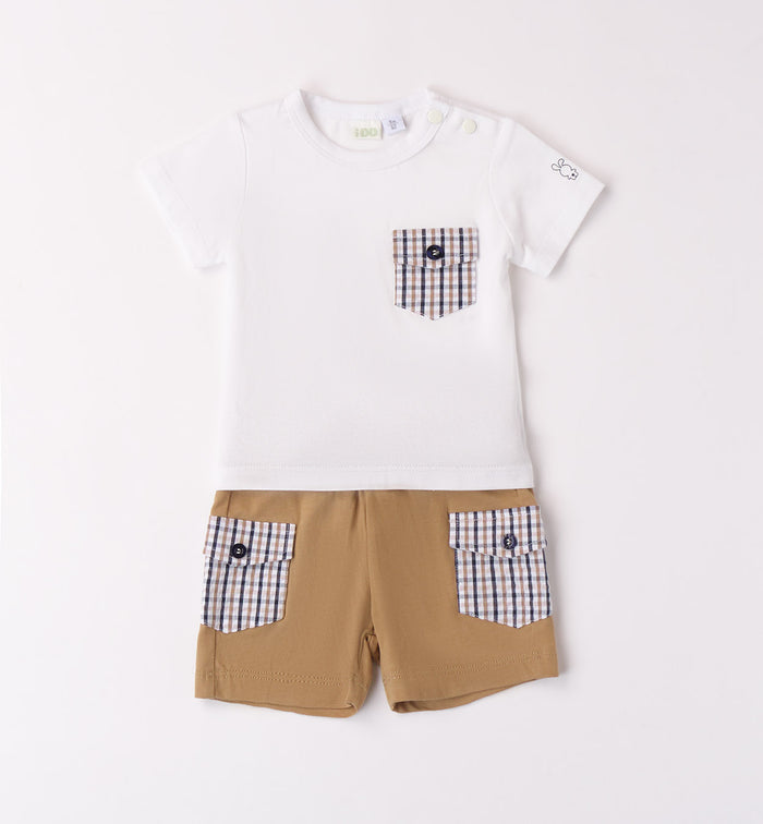 Completo neonato estivo con t-shirt bianca e shorts beige con tasche a contrasto.