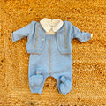 Completo neonato in lana merino azzurro con salopette cardigan camicina e scarpine