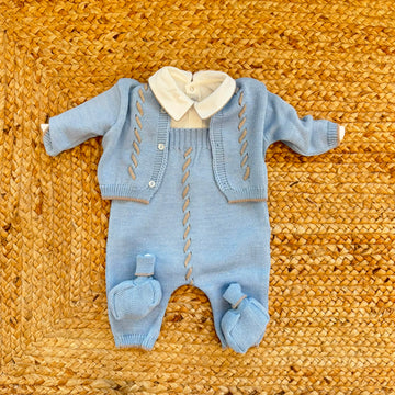 Completo neonato in lana merino azzurro con salopette cardigan camicina e scarpine