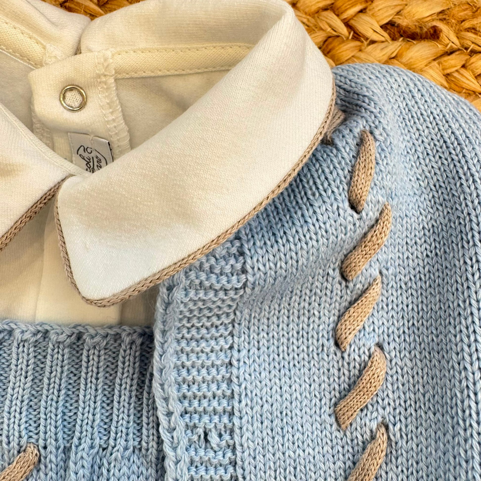 Completo neonato in lana merino azzurro con salopette cardigan camicina e scarpine
