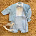 Completo neonato azzurro con cardigan traforato, camicia bianca e pantaloncino con bretelle