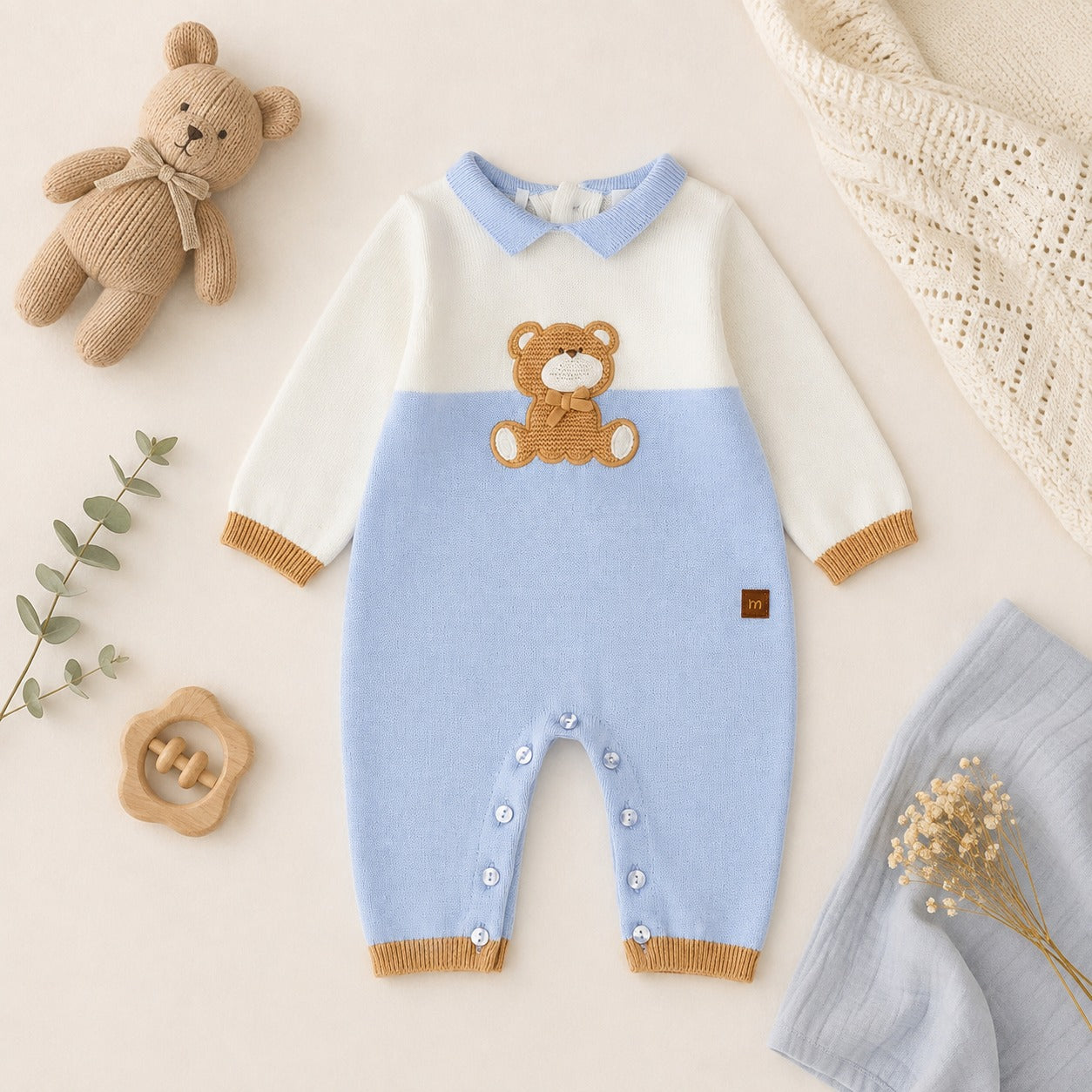 Completo neonato in cotone e lana azzurro bianco e beige visto posteriormente con bottoni sulla maglia