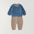
Completo neonato in cotone e lana con maglia petrolio a trecce e pantalone beige indossato