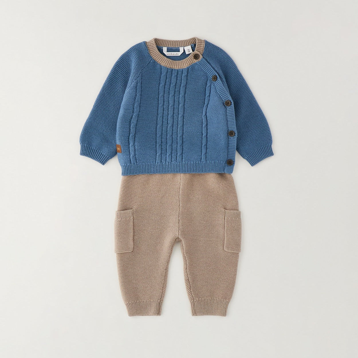 
Completo neonato in cotone e lana con maglia petrolio a trecce e pantalone beige indossato