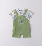 Completo neonato con salopette verde ricamata e t-shirt stampata, perfetto per l’estate.
