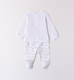  Dettaglio della blusa con scritta "One Big Love" e coniglietto applicato.