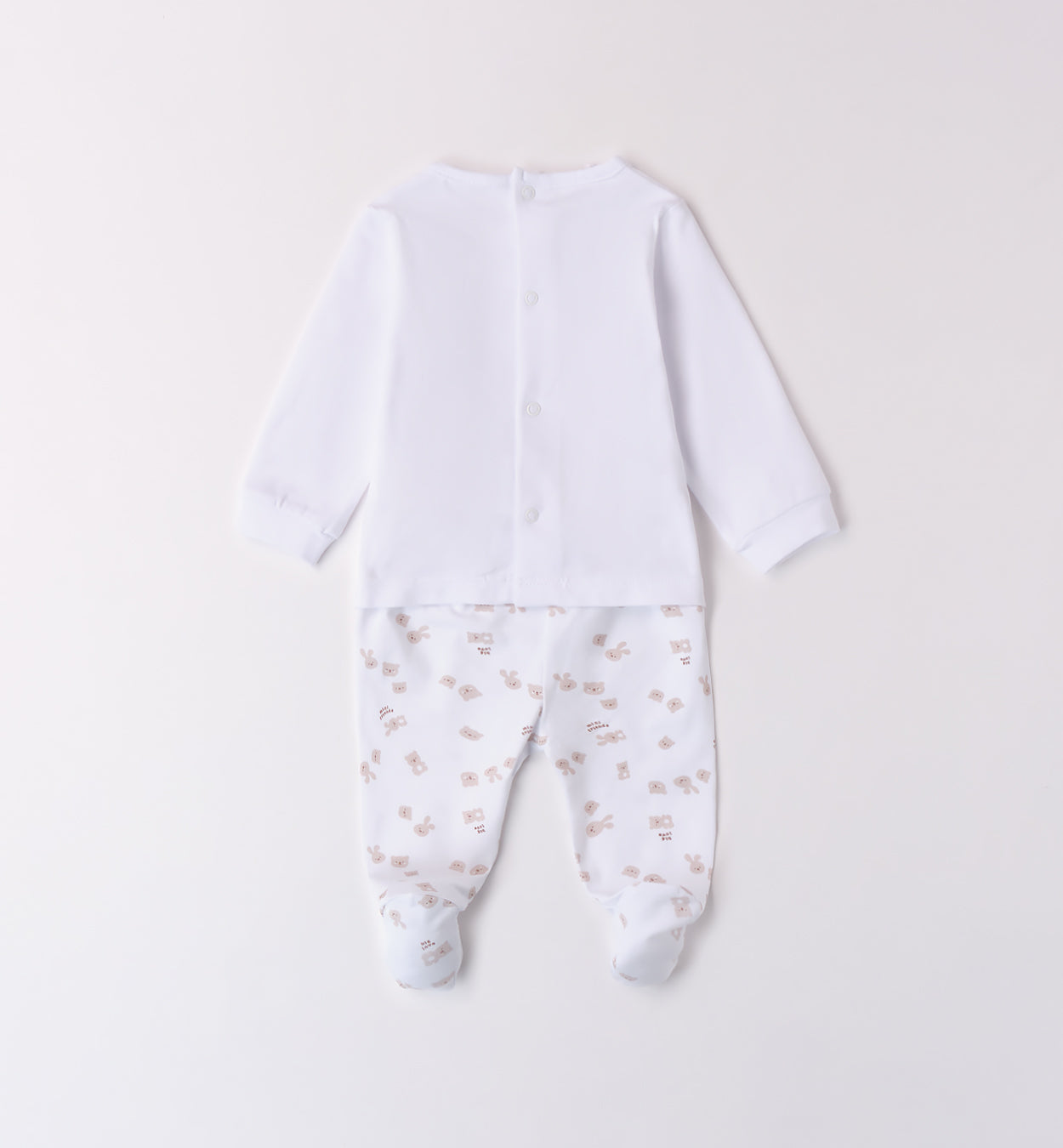  Dettaglio della blusa con scritta "One Big Love" e coniglietto applicato.