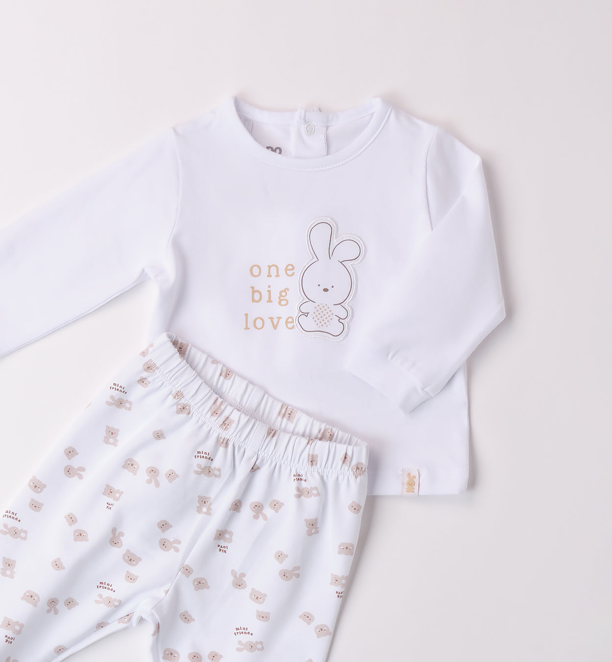 Dettaglio della blusa con scritta "One Big Love" e coniglietto applicato.