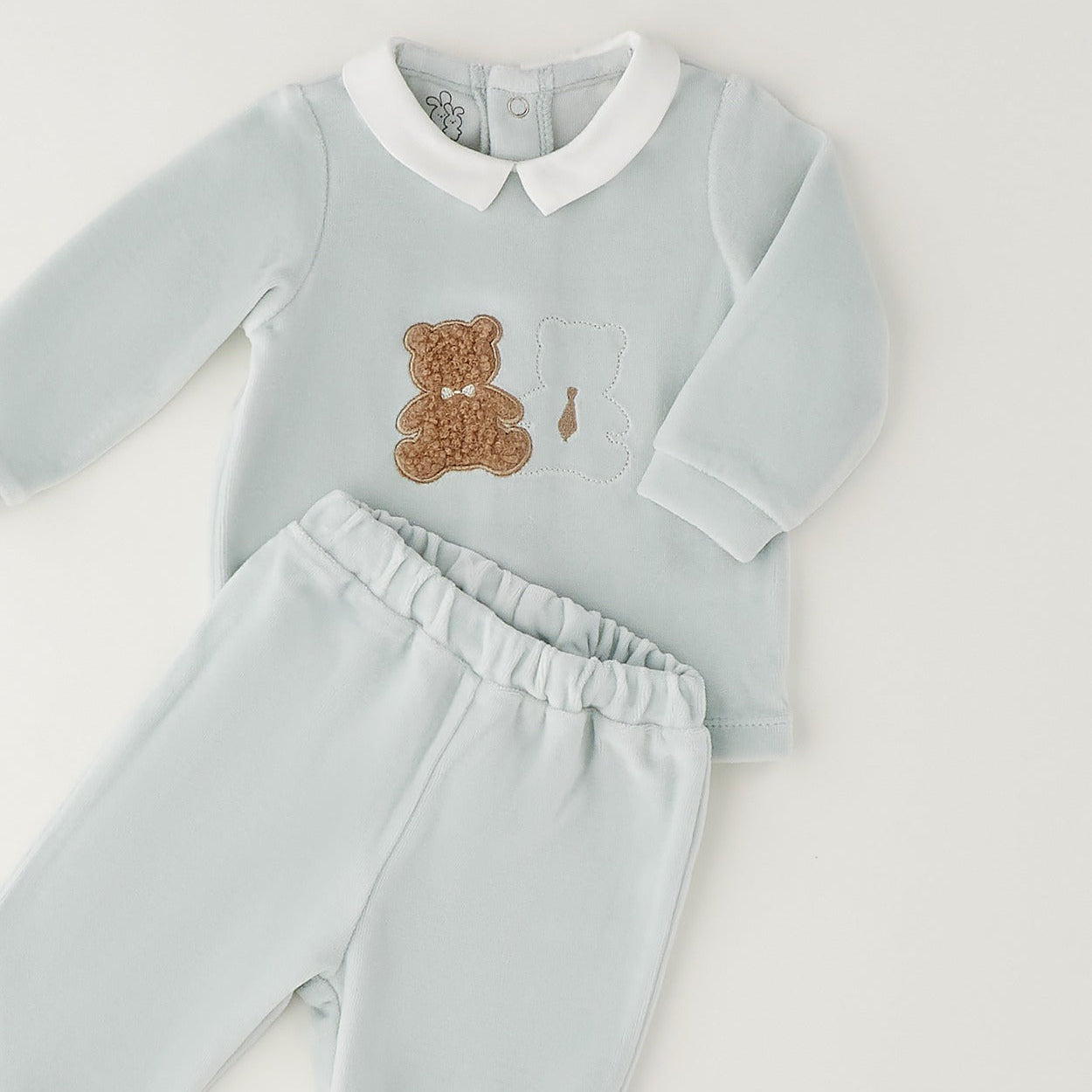 Completo neonato in ciniglia verde menta con orsetti, colletto bianco e pantalone con piedini