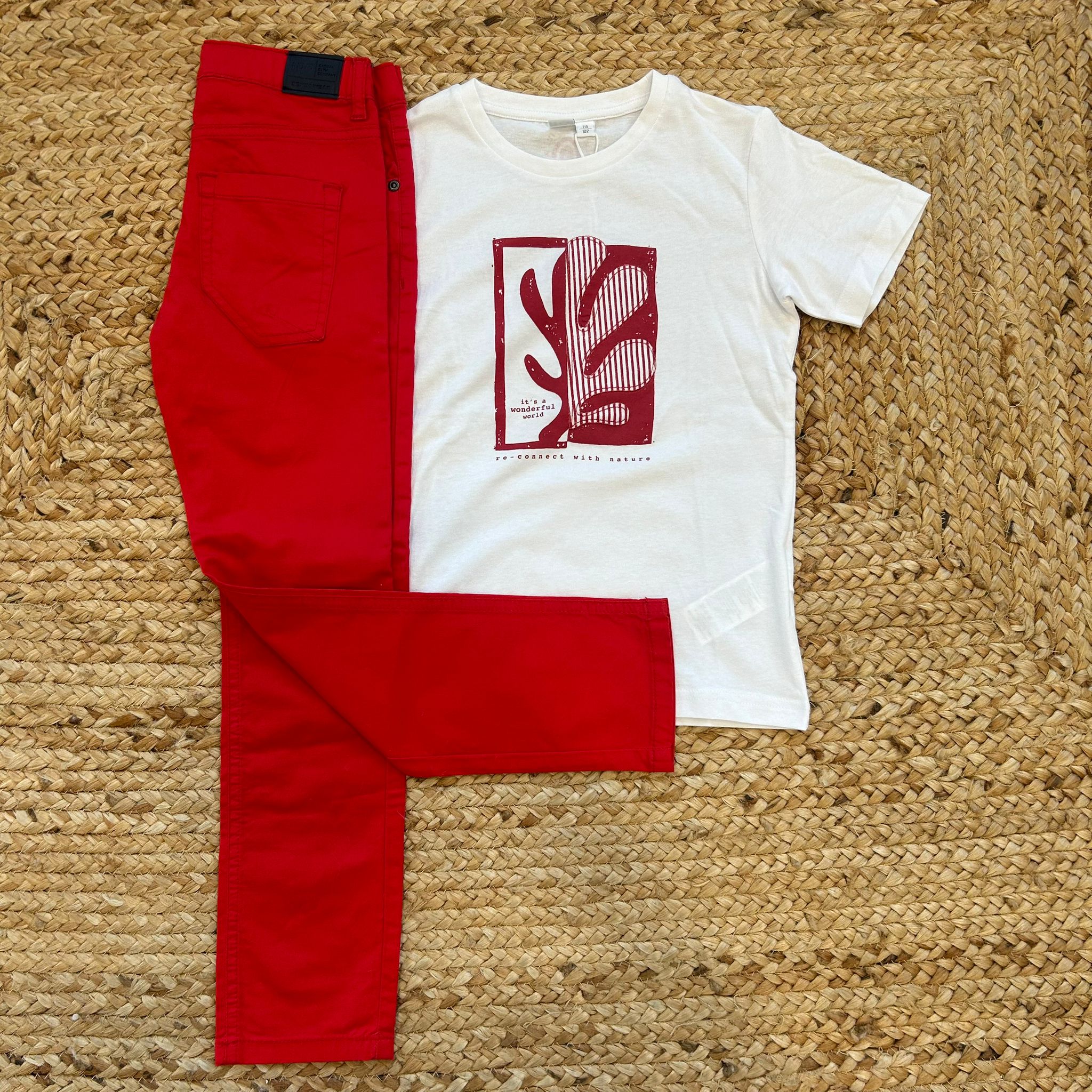 Completo bambino con t-shirt bianca stampata e pantaloni rossi slim