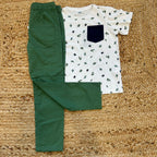 Completo estivo iDO per bambino: t-shirt cactus con taschino blu e pantaloni verdi comodi. Fresco e divertente per l’estate.