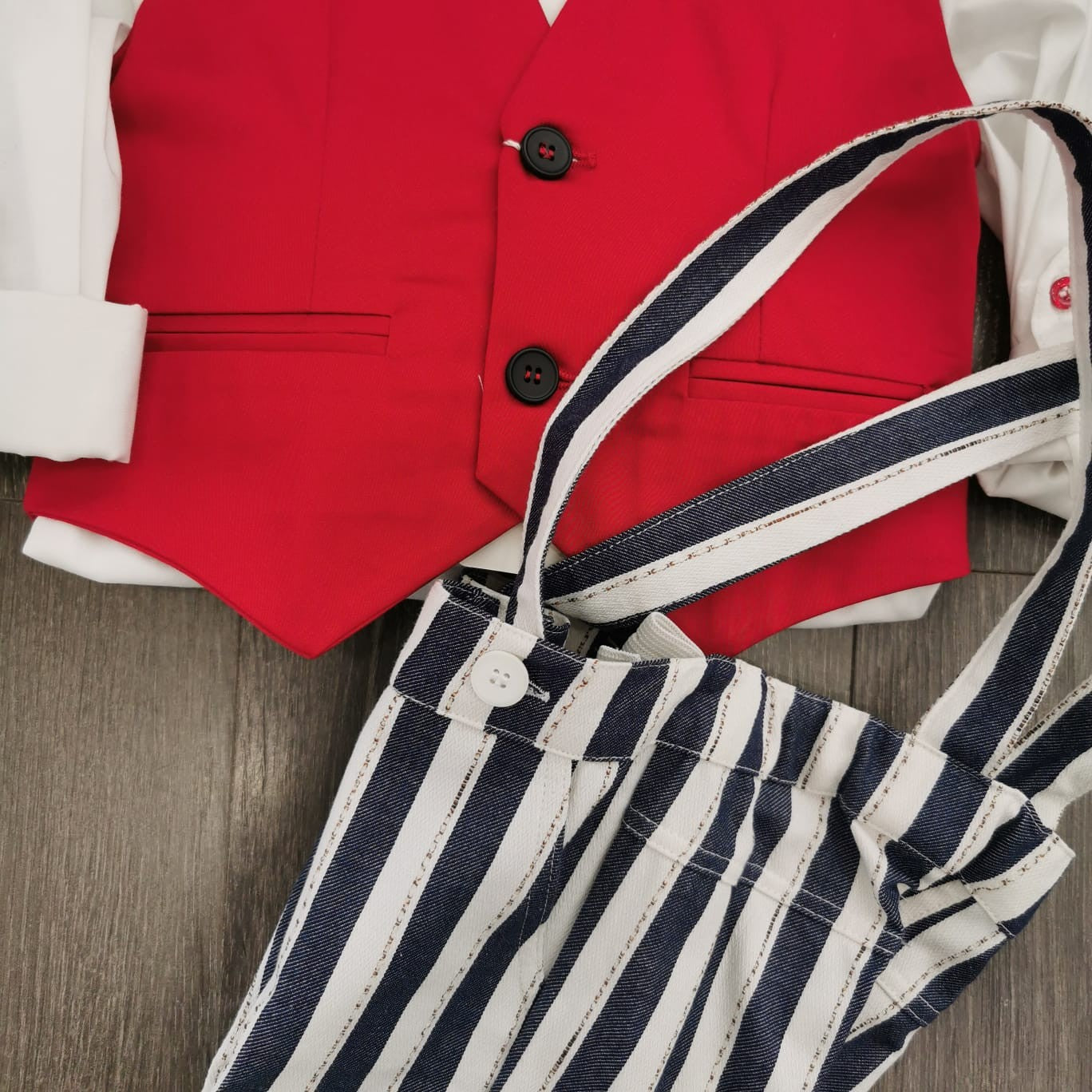 COMPLETO BIMBO CON GILET ROSSO