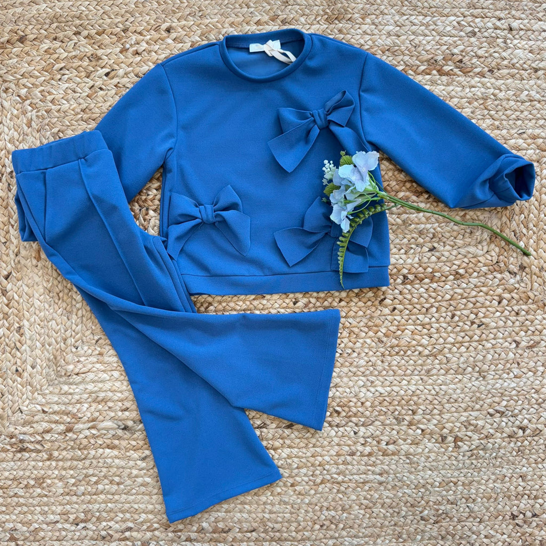 completo bambina blu elegante con fiocchi e pantalone a zampa