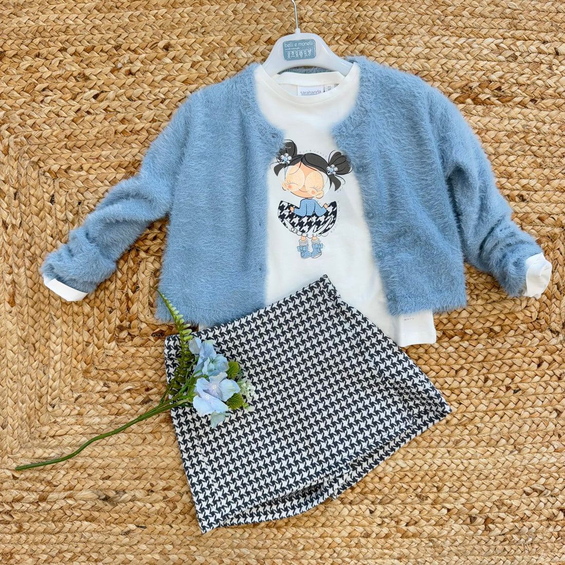 completo bambina con cardigan azzurro maglia bianca stampata e gonna pied de poule