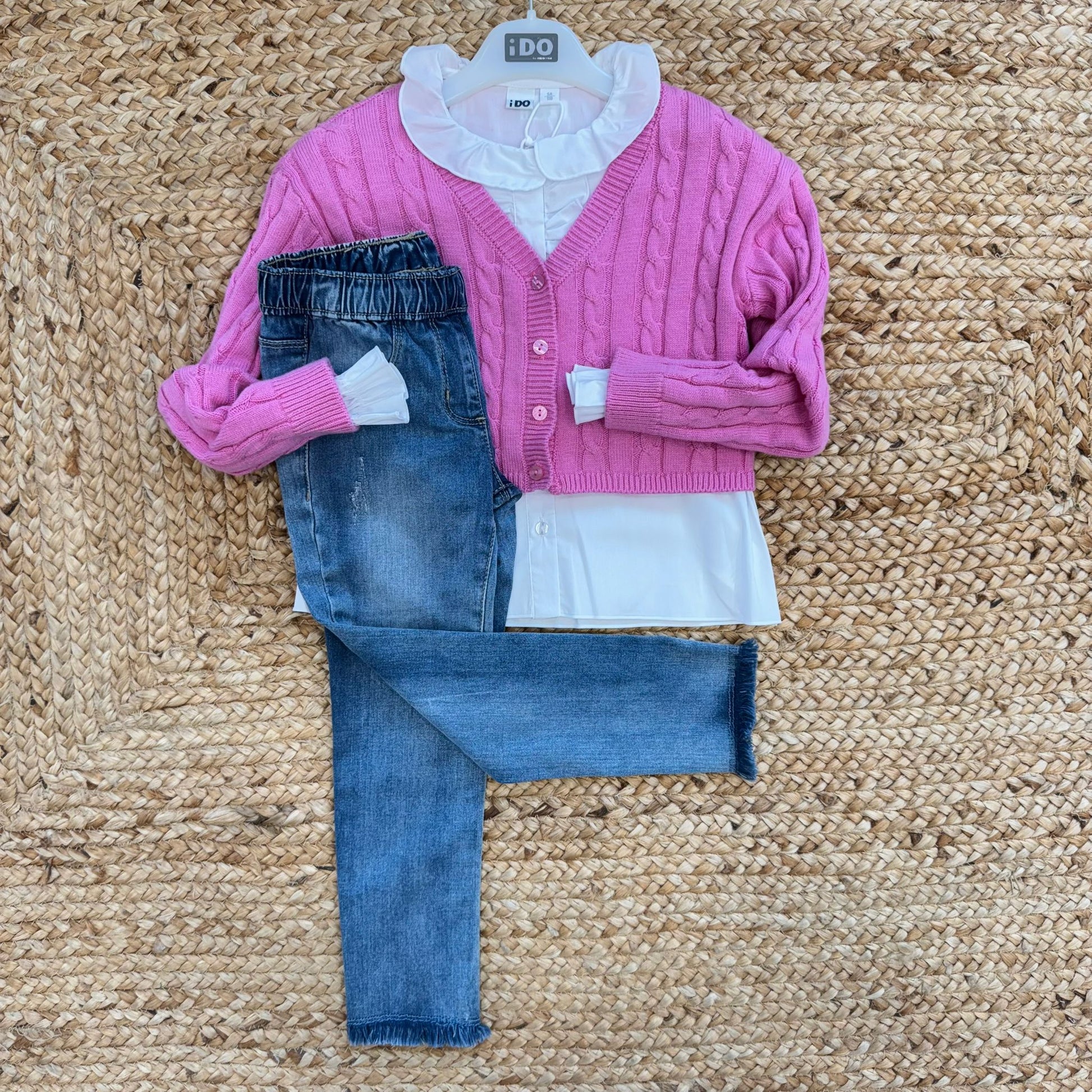 completo bambina con cardigan rosa camicia bianca e jeans