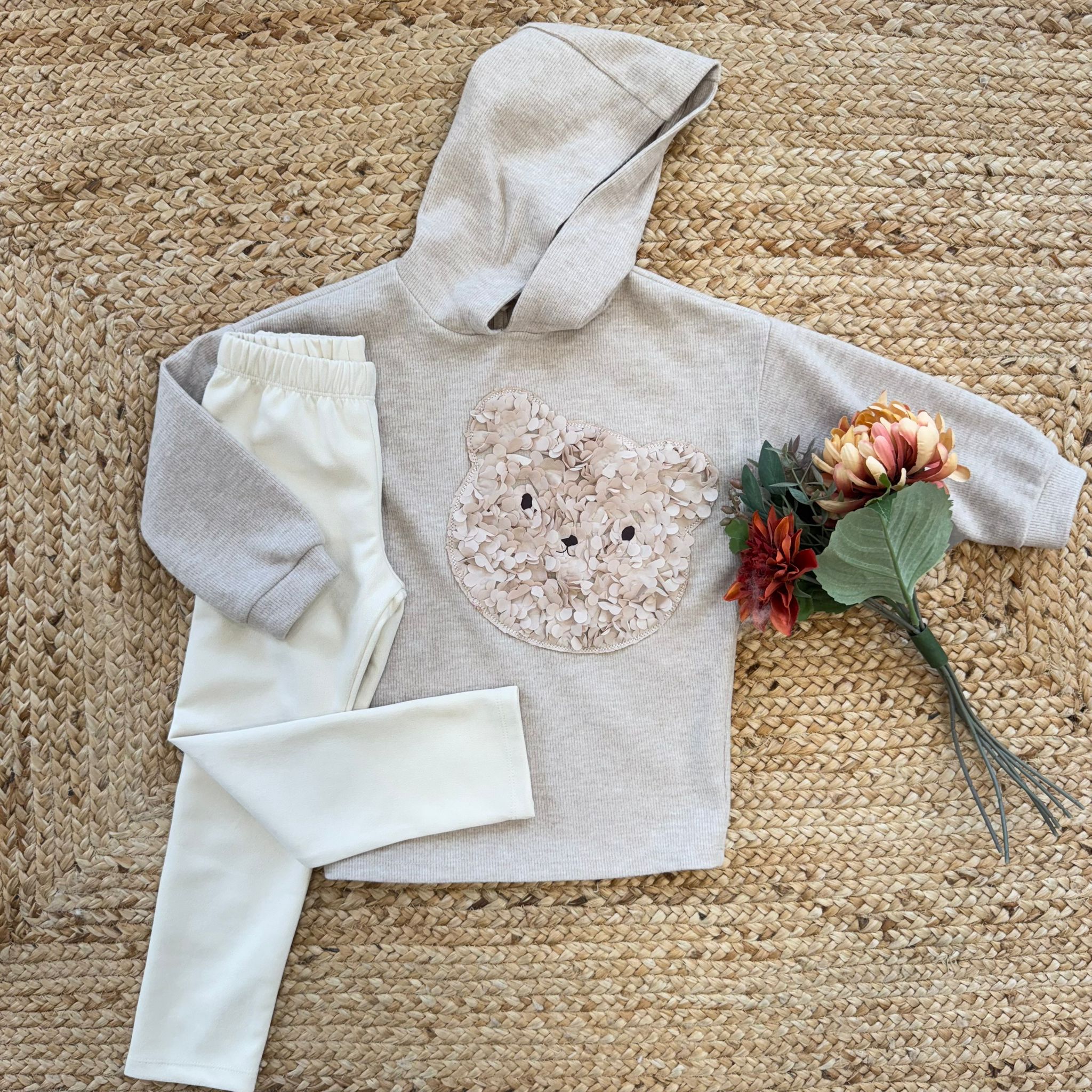 completo bambina con felpa orsetto 3D e pantalone panna