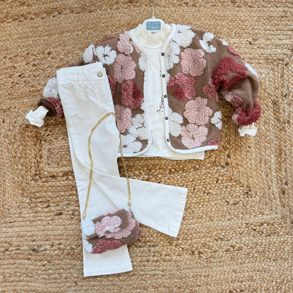 completo bambina elegante con giacca fiori tridimensionali, pantaloni panna e borsa coordinata
