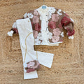 completo bambina elegante con giacca fiori tridimensionali, pantaloni panna e borsa coordinata
