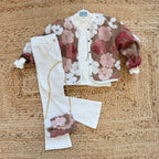 completo bambina elegante con giacca fiori tridimensionali, pantaloni panna e borsa coordinata