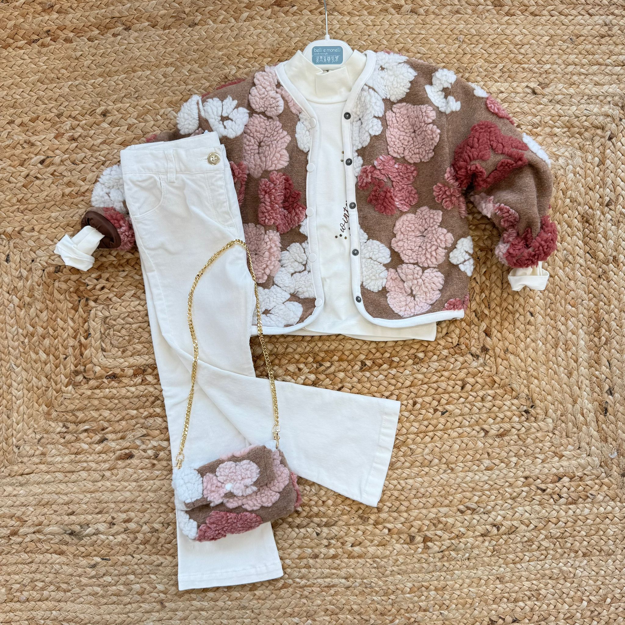completo bambina elegante con giacca fiori tridimensionali, pantaloni panna e borsa coordinata